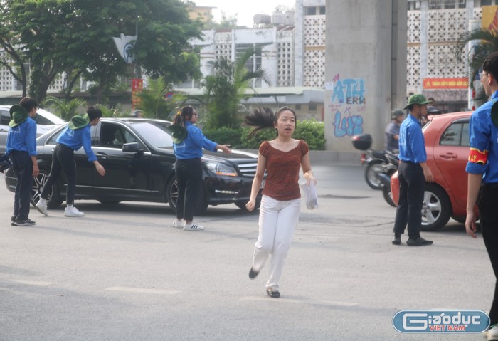 Dù 7 giờ 30 mới vào phòng thi, tuy nhiên sáng nay vẫn có nhiều thí sinh đến dự thi muộn