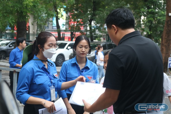 Đội tình nguyện và lực lượng công an được bố trí đầy đủ nhằm hỗ trợ thí sinh và gia đình, đồng thời thực hiện công tác phân luồng giao thông