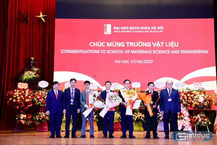 Ra mắt tập thể lãnh đạo Trường Vật liệu, Đại học Bách khoa Hà Nội nhận hoa chúc mừng. Ảnh: Doãn Nhàn