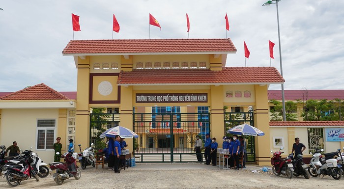 Lực lượng công an, y tế, đoàn viên thanh niên làm nhiệm vụ và tiếp sức mùa thi tại điểm thi Trường Trung học phổ thông Nguyễn Bỉnh Khiêm (Quảng Bình). Ảnh: Báo Quảng Bình