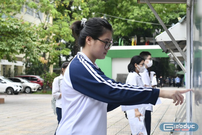 Nguyễn Vân Mai – học sinh lớp 12 Trường Trung học phổ thông Quang Trung – Đống Đa (Hà Nội) đang tìm kiếm thông tin phòng thi của mình. Ảnh: Ngọc Mai