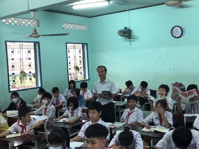 Thầy giáo Nguyễn Văn Lực và học sinh Trường Trung học cơ sở Trịnh Phong. Ảnh: NVCC