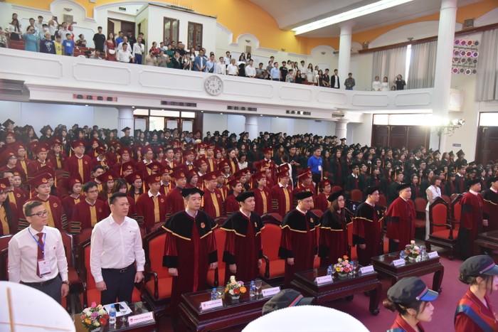 Hội đồng trường, Ban giám hiệu và lãnh đạo các Khoa/Viện và thầy cô Trường Đại học Kinh tế - Đại học Quốc gia Hà Nội tham dự lễ tốt nghiệp