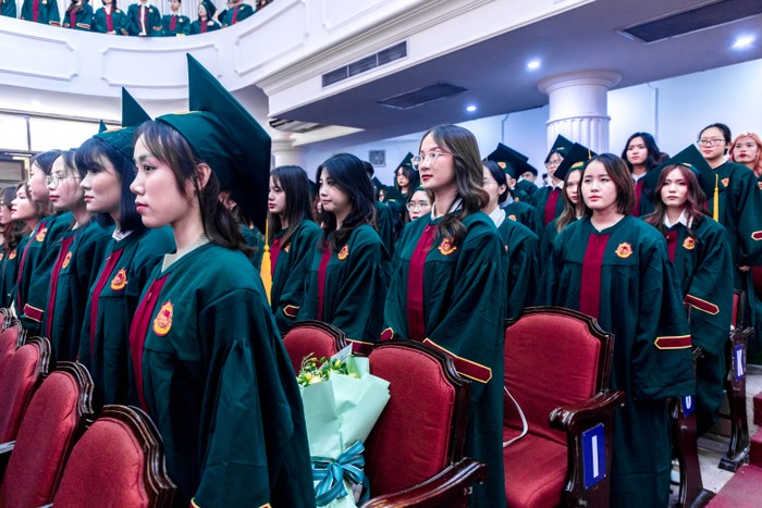 Gần 1200 tân cử nhân, thạc sĩ, tiến sĩ tham dự buổi lễ tốt nghiệp đợt 2 năm 2023 của Trường Đại học Kinh tế - Đại học Quốc gia Hà Nội