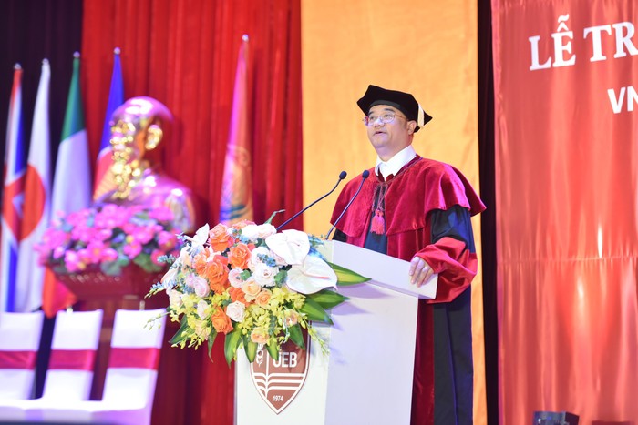 Phó giáo sư - Tiến sĩ Nguyễn Trúc Lê - Bí thư Đảng ủy, Chủ tịch Hội đồng trường Trường Đại học Kinh tế- Đại học Quốc gia Hà Nội tự hào khi chứng kiến sự trưởng thành của các em