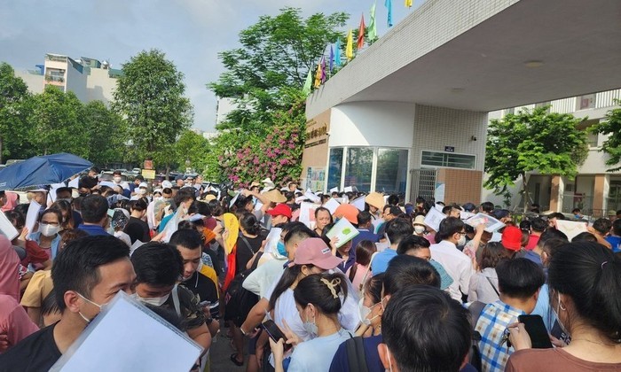 Hàng trăm phụ huynh đã ngồi chờ xuyên đêm trước cổng trường tiểu học Vạn Bảo, Hà Đông để nộp hồ sơ cho con vào lớp 1. Ảnh minh họa: Phạm Minh