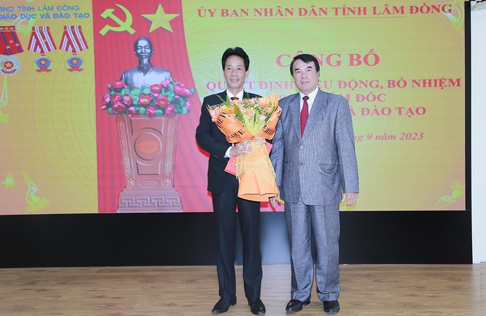 Ông Phạm S - Phó Chủ tịch Uỷ ban nhân dân tỉnh Lâm Đồng trao Quyết định. Ảnh: Sở Giáo dục và Đào tạo tỉnh Lâm Đồng.