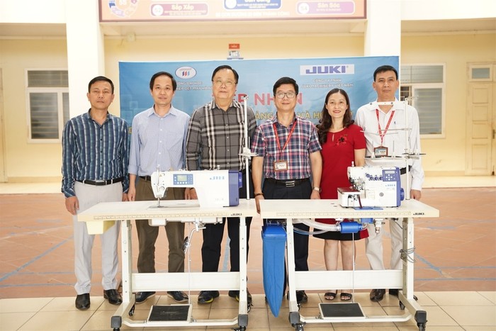 Trường Đại học Công nghiệp Dệt May Hà Nội tiếp nhận thiết bị tài trợ của Công ty TNHH Juki Machinery Việt Nam (tháng 4/2023) . Ảnh: website nhà trường