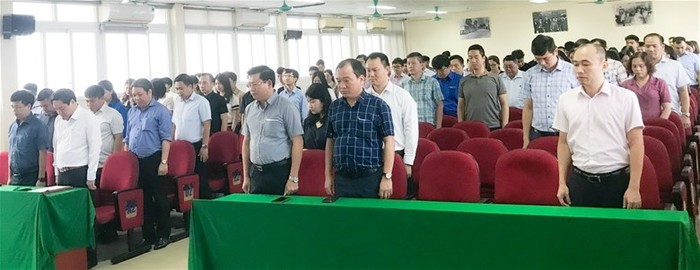 Tập thể sư phạm Trường Đại học Điện lực dành 1 phút mặc niệm để tưởng nhớ những nạn nhân xấu số trong vụ cháy chung cư mini tại phố Khương Hạ - quận Thanh Xuân - Hà Nội