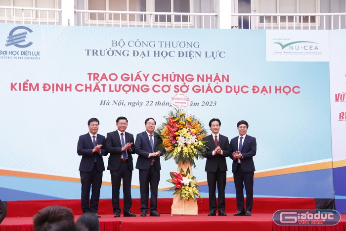 Đại diện Trung tâm Kiểm định chất lượng giáo dục - Đại học Quốc gia Hà Nội trao giấy chứng nhận kiểm định chất lượng giáo dục cho Trường Đại học Điện lực