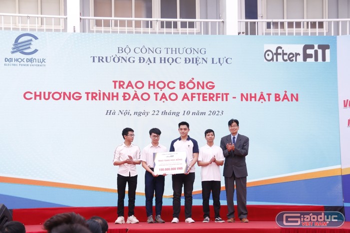 Khen thưởng và trao học bổng cho các sinh viên có thành tích xuất sắc trong học tập và rèn luyện