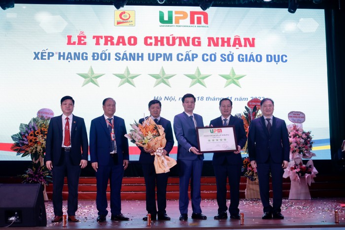 Trường Đại học Công nghiệp Hà Nội đón nhận chứng nhận 5 sao của Hệ thống xếp hạng đối sánh chất lượng đại học UPM