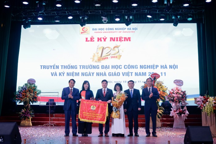 Công đoàn Trường Đại học Công nghiệp Hà Nội nhận Cờ thi đua do Công đoàn Công Thương Việt Nam trao tặng