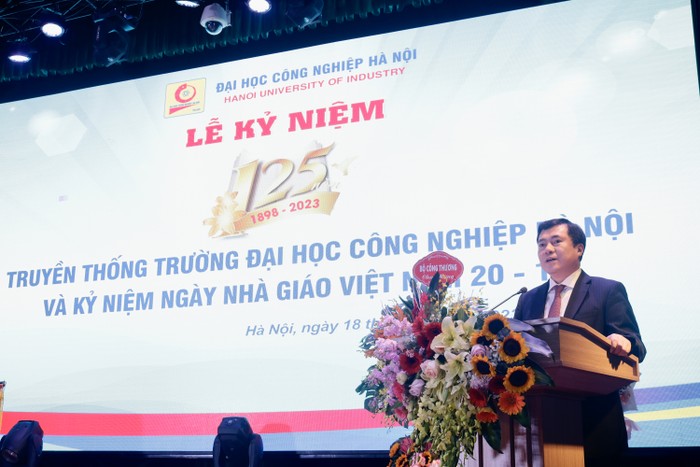 Ông Nguyễn Sinh Nhật Tân - Thứ trưởng Bộ Công thương phát biểu