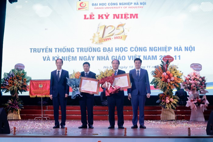 Phó giáo sư Phạm Văn Bổng - Phó Hiệu trưởng và Tiến sĩ Hoàng Mạnh Kha - Trưởng Khoa Điện tử, Trường Đại học Công nghiệp Hà Nội nhận bằng khen của Tổng Liên đoàn lao động Việt Nam