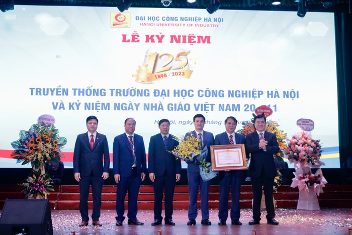 Trường Đại học Công nghiệp Hà Nội đón nhận Bằng khen của Thủ tướng Chính phủ