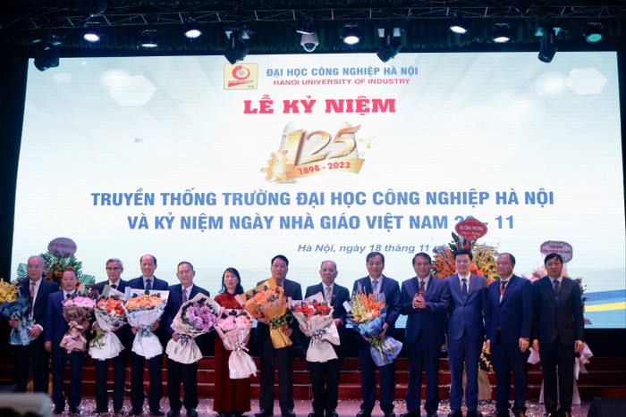 Trường Đại học Công nghiệp Hà Nội tặng hoa tri ân những đóng góp của các thầy cô nguyên lãnh đạo nhà trường, các nhà giáo nhân dân, nhà giáo ưu tú