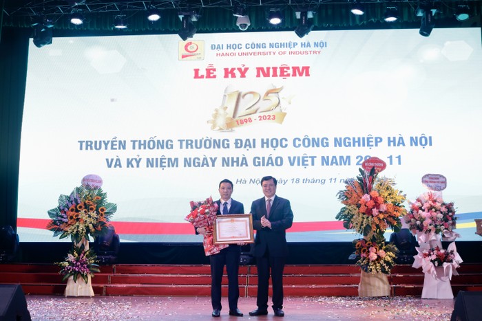 Ông Đặng Trọng Hợp - Trưởng Khoa Công nghệ thông tin, Trường Đại học Công nghiệp Hà Nội nhận bằng khen của Thủ tướng Chính phủ