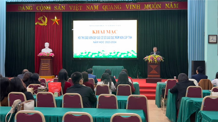 Ông Phạm Khương Duy - Phó Giám đốc Sở Giáo dục và Đào tạo Vĩnh Phúc, Trưởng Ban tổ chức Hội thi phát biểu khai mạc hội thi. Ảnh: Sở Giáo dục và Đào tạo Vĩnh Phúc