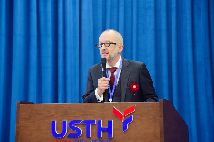 Giáo sư Jean-Marc Lavest, Hiệu trưởng chính USTH phát biểu khai mạc hội thảo