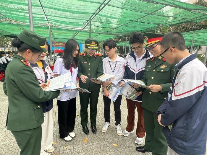 Học viện Kỹ thuật quân sự tuyên truyền tư vấn tuyển sinh tại Trường Trung học phổ thông chuyên Thái Bình. Ảnh: Website nhà trường