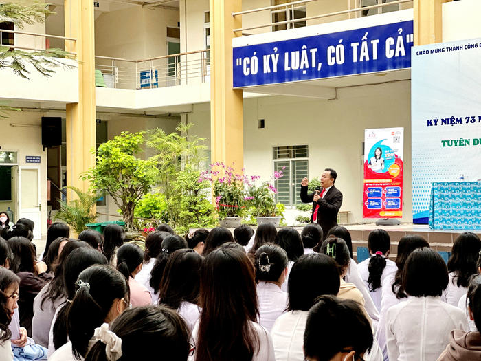 Thạc sĩ Phạm Doãn Nguyên tư vấn hướng nghiệp cho học sinh tại trường trung học phổ thông. Ảnh: NVCC