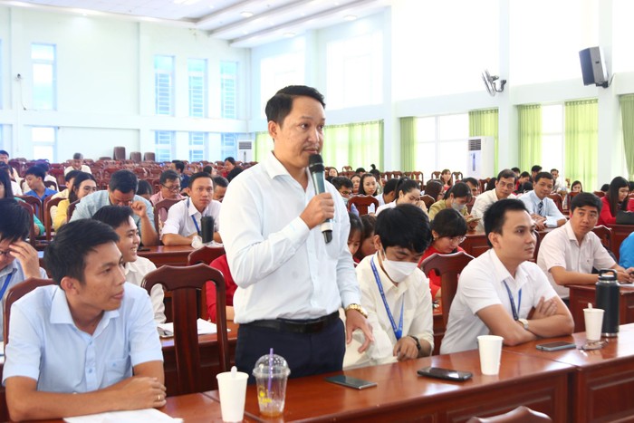 Viên chức đóng góp ý kiến trao đổi tại Hội nghị viên chức và người lao động năm học 2023 – 2024, Trường Đại học Kiên Giang. Ảnh: Website nhà trường