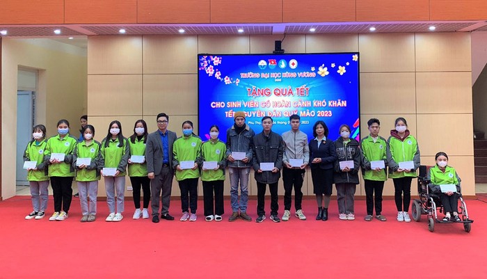 Phó giáo sư Phan Thị Tình (đứng thứ 5, từ bên phải sang) cùng đại diện các tổ chức đoàn thể Trường Đại học Hùng Vương trao quà cho các sinh viên có hoàn cảnh khó khăn vươn lên trong học tập. Ảnh: website nhà trường