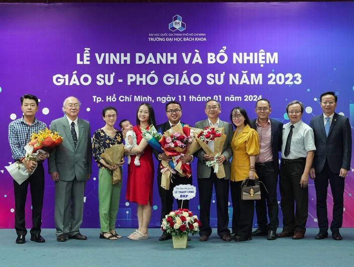 Thầy Lê Thanh Long (áo đen, ở giữa) chụp hình lưu niệm cùng gia đình, đồng nghiệp tại Lễ vinh danh và bổ nhiệm Giáo sư, Phó Giáo sư năm 2023, Trường Đại học Bách khoa (Đại học quốc gia thành phố Hồ Chí Minh). Ảnh: NVCC