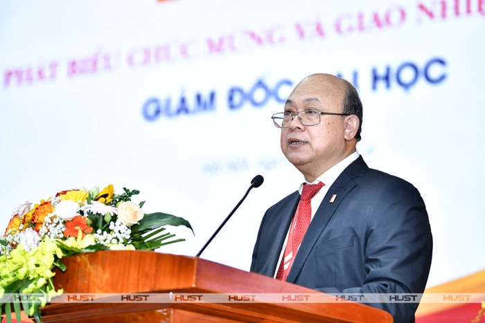 Phó Giáo sư, Tiến sĩ Huỳnh Quyết Thắng – Giám đốc Đại học Bách khoa Hà Nội phát biểu tại buổi lễ. Ảnh: HUST