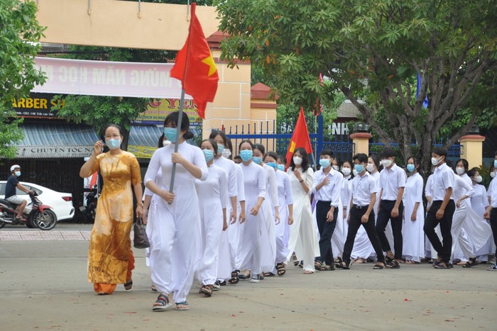 Đón học sinh vào lớp 10 tại lễ khai giảng Trường Trung học phổ thông Phan Bội Châu (Tam Kỳ). Ảnh: X.P/Báo Quảng Nam