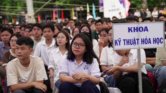 Có hơn 19% là sinh viên nữ (khoảng hơn 1000 sinh viên) trong tổng số hơn 5000 tân sinh viên năm nay. Ảnh: Như Quỳnh