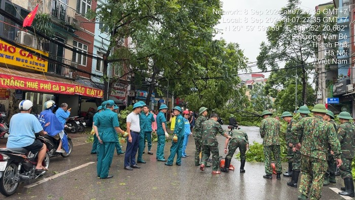 Hình ảnh lực lượng chức năng phường Vĩnh Tuy ra quân vệ sinh sau bão số 3. Ảnh: UBND phường Vĩnh Tuy