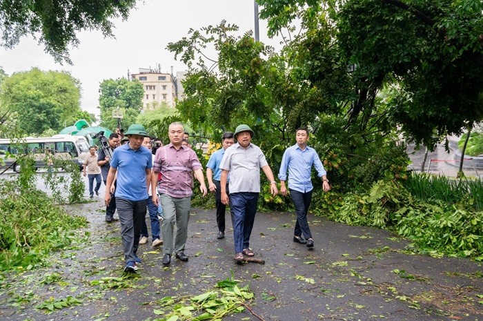 Chủ tịch Ủy ban nhân dân thành phố Trần Sỹ Thanh kiểm tra tại khu vực phố Ngô Quyền, quận Hoàn Kiếm, sáng ngày 8/9. Ảnh: hanoi.gov.vn