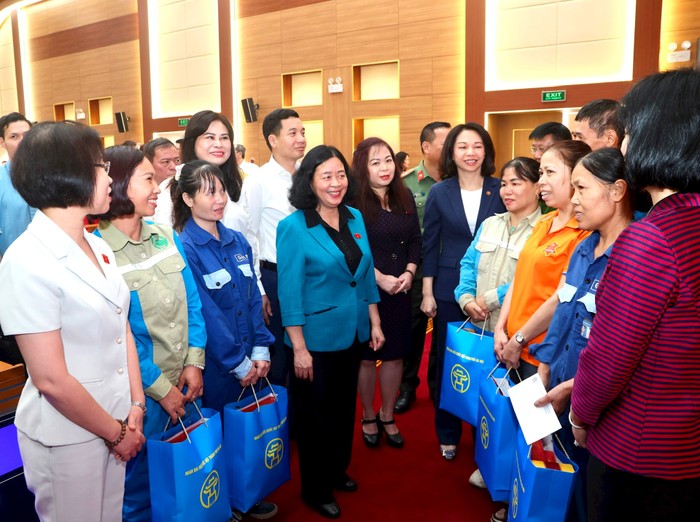 Bí thư Thành ủy Hà Nội Bùi Thị Minh Hoài cùng các đại biểu và công nhân, lao động tại Hội nghị tiếp xúc cử tri Đơn vị bầu cử số 4. Ảnh: hanoimoi.vn