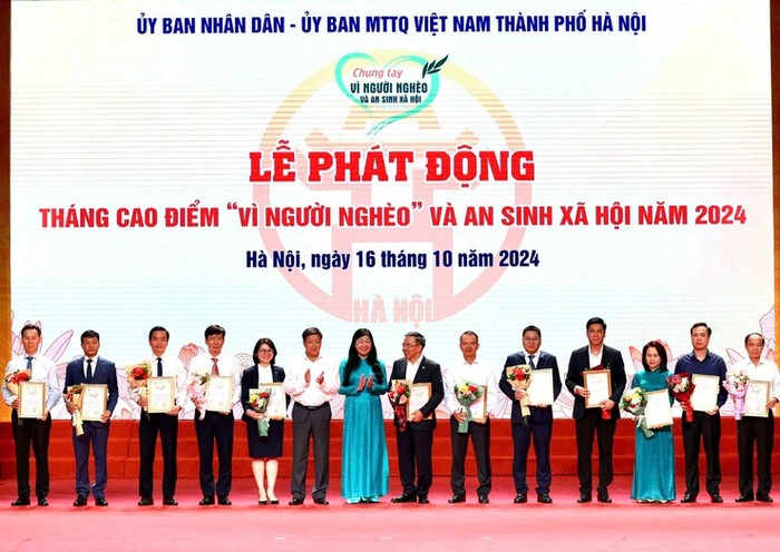 Chủ tịch Ủy ban Mặt trận Tổ quốc Việt Nam Thành phố Nguyễn Lan Hương, Phó Chủ tịch Ủy ban nhân dân Thành phố Dương Đức Tuấn tiếp nhận ủng hộ và trao thư cảm ơn cho các đơn vị. Ảnh: hanoi.gov.vn