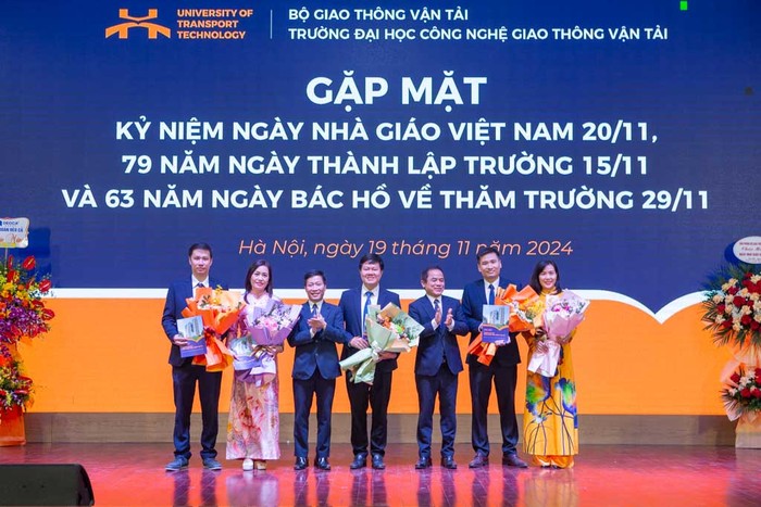 Lãnh đạo Trường Đại học Công nghệ Giao thông vận tải tặng hoa chúc mừng và tặng thưởng cho các nhà giáo đạt chuẩn chức danh phó giáo sư năm 2024. Ảnh: Trường Đại học Công nghệ Giao thông vận tải