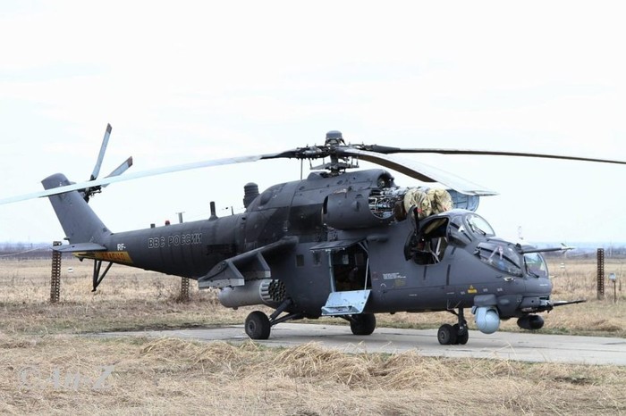 Toàn thân Mi - 35 một màu đen xám