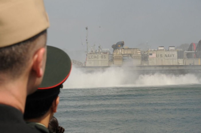 Đoàn quân sự Trung Quốc chiêm ngưỡng tàu đổ bộ lưỡng thê LCAC hải quân Mỹ