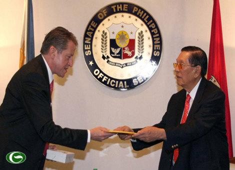 Đại sứ Nga Nikolay Kudashev trong lễ trình quốc thư lên Phó tổng thống Philippines