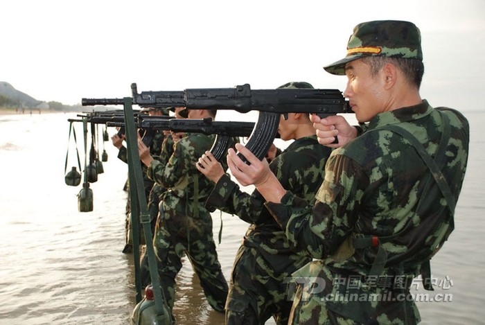 Bắn súng là nội dung huấn luyện đầu tiên và xuyên suốt trong rèn luyện tân binh cảnh sát vũ trang chống khủng bố ở Hải Nam, Trung Quốc