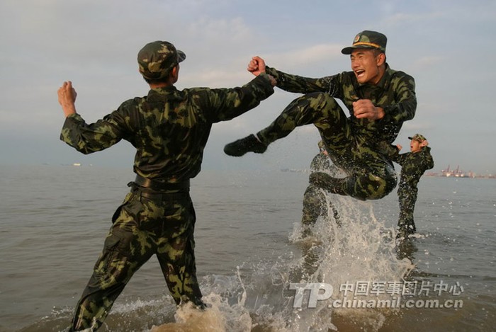 Hải Nam là một tỉnh đảo của Trung Quốc nên việc huấn luyện võ thuật cũng được thiết kế thêm nội dung võ thuật dưới nước, bờ biển