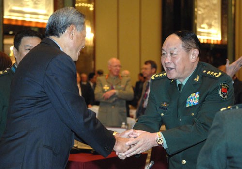 Bộ trưởng Quốc phòng Trung Quốc, Lương Quang Liệt bắt tay người đồng cấp nước chủ nhà Singapore Ng Eng Hen khi dự đối thoại an ninh Shangri-La 2011