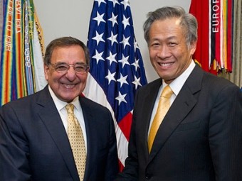 Mỹ vẫn là đối tác số 1 của Singapore (ảnh chụp Bộ trưởng Quốc phòng Mỹ Leon Panetta đón người đồng cấp Singapore trong chuyến công du Washington tháng 4 vừa qua)