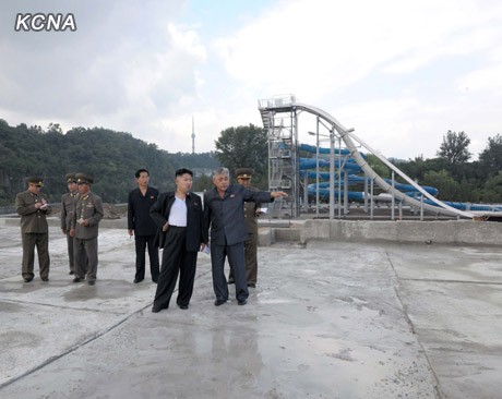 Ông Kim Jong-un thăm công trình công viên nước ở Bình Nhưỡng, hiếm khi thấy nhà lãnh đạo này áo không cài cúc