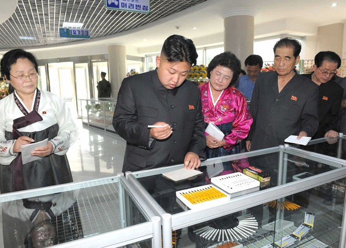 Ông Kim Jong-un thử các loại bút sản xuất trong nước