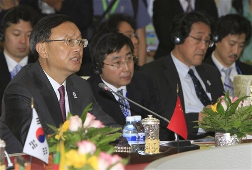 Ngoại trưởng Trung Quốc ông Dương Khiết Trì (ngoài cùng bên trái) tham dự hội nghị Ngoại trưởng ASEAN mở rộng tại Phnom Penh