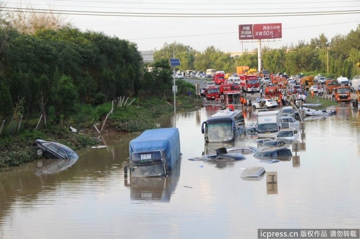Hàng chục chiếc xe bị ngập chìm trong biển nước sau khi đã tạnh cơn mưa