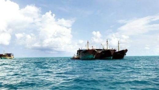 Tàu cá Trung Quốc hoạt động trên bãi cạn Scarborough giữa lúc Bắc Kinh ban hành cái gọi là lệnh cấm đánh bắt cá phi lý và phi pháp bao gồm cả khu vực này