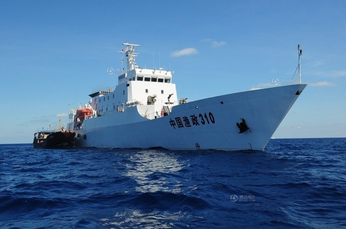 Tàu Ngư chính 310 neo đậu ở khu vực bãi cạn Scarborough trong lúc căng thẳng Philippines - Trung Quốc lên tới đỉnh điểm